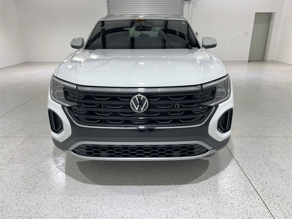 Used 2025 Volkswagen Atlas Cross Sport SE image 3