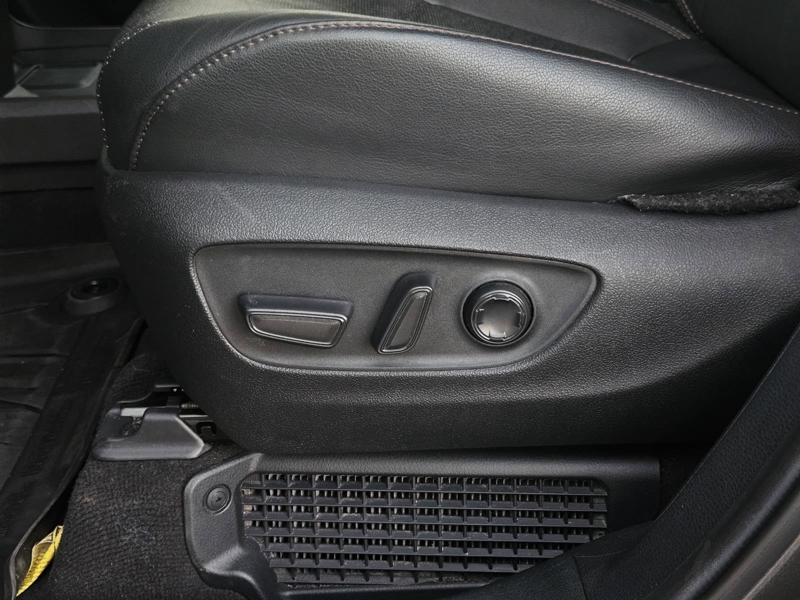 Used 2025 Toyota Sienna Limited image 29