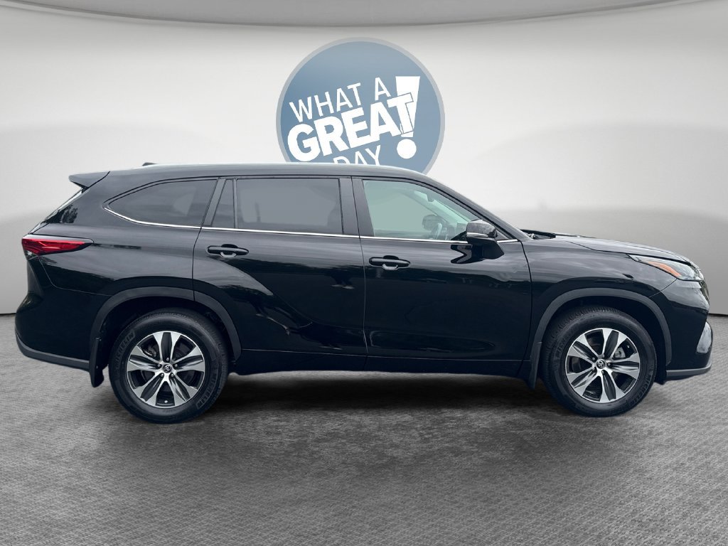 Used 2023 Toyota Highlander XLE AWD/4WD image 2