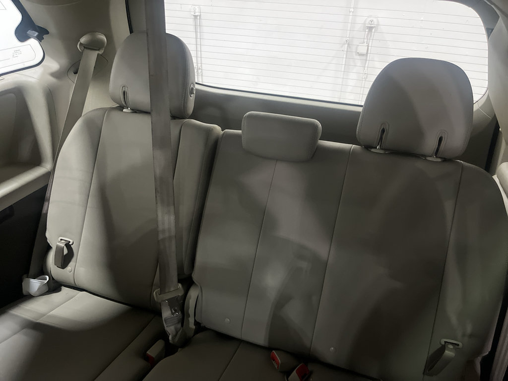 Used 2020 Toyota Sienna XLE Premium w/ Carpet Mat Package FWD image 38