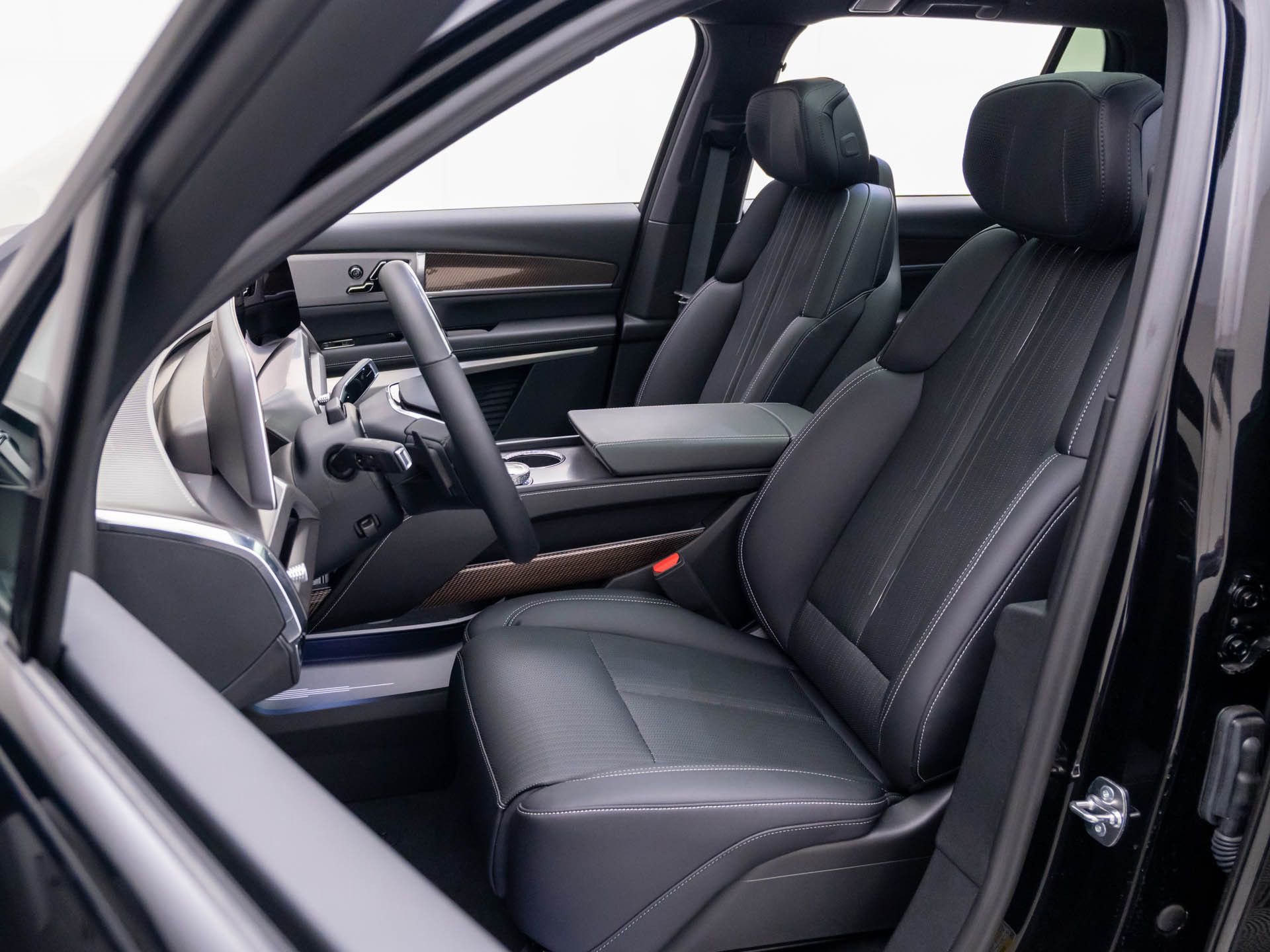 New 2026 Cadillac Vistiq Luxury w/ LPO, Floor Liner Package AWD/4WD image 19