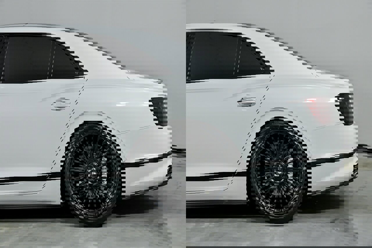 Used 2023 Bentley Flying Spur V8 image 9