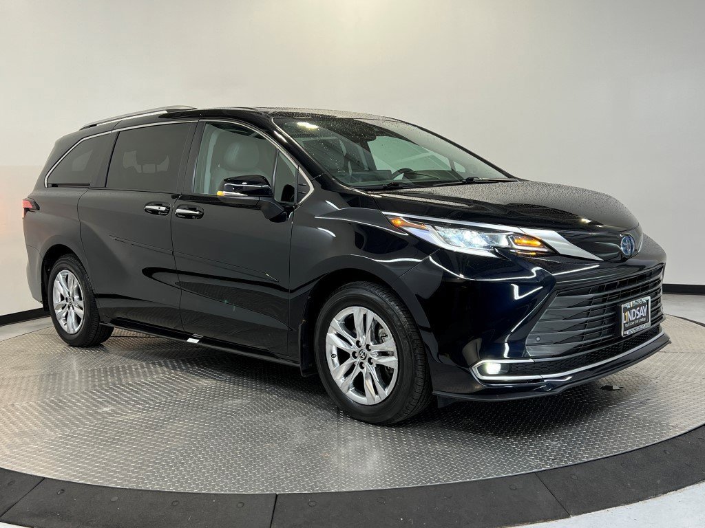 Used 2023 Toyota Sienna Limited image 1