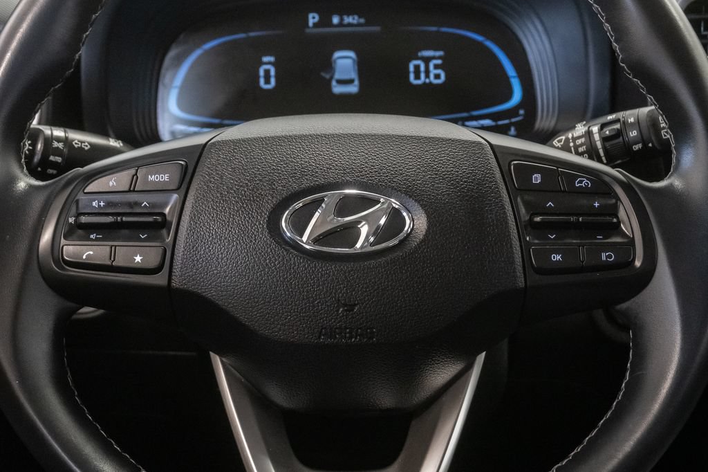 Used 2025 Hyundai Venue SEL FWD image 15