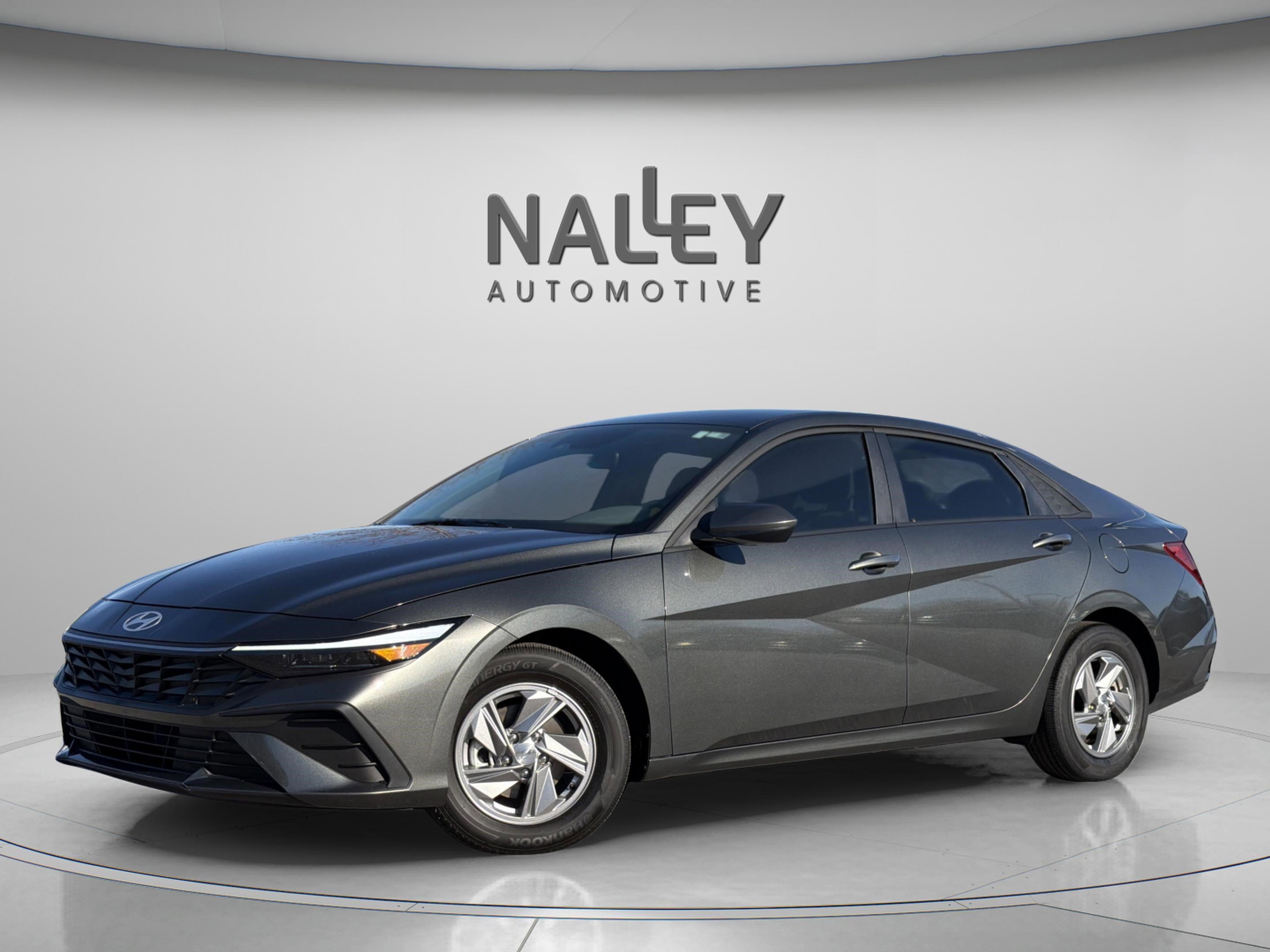 Used 2025 Hyundai Elantra SE image 1