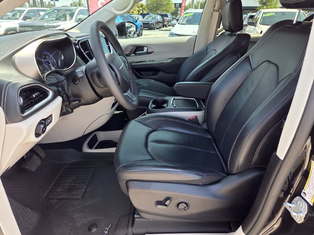 Used 2022 Chrysler Pacifica Touring-L AWD/4WD image 4