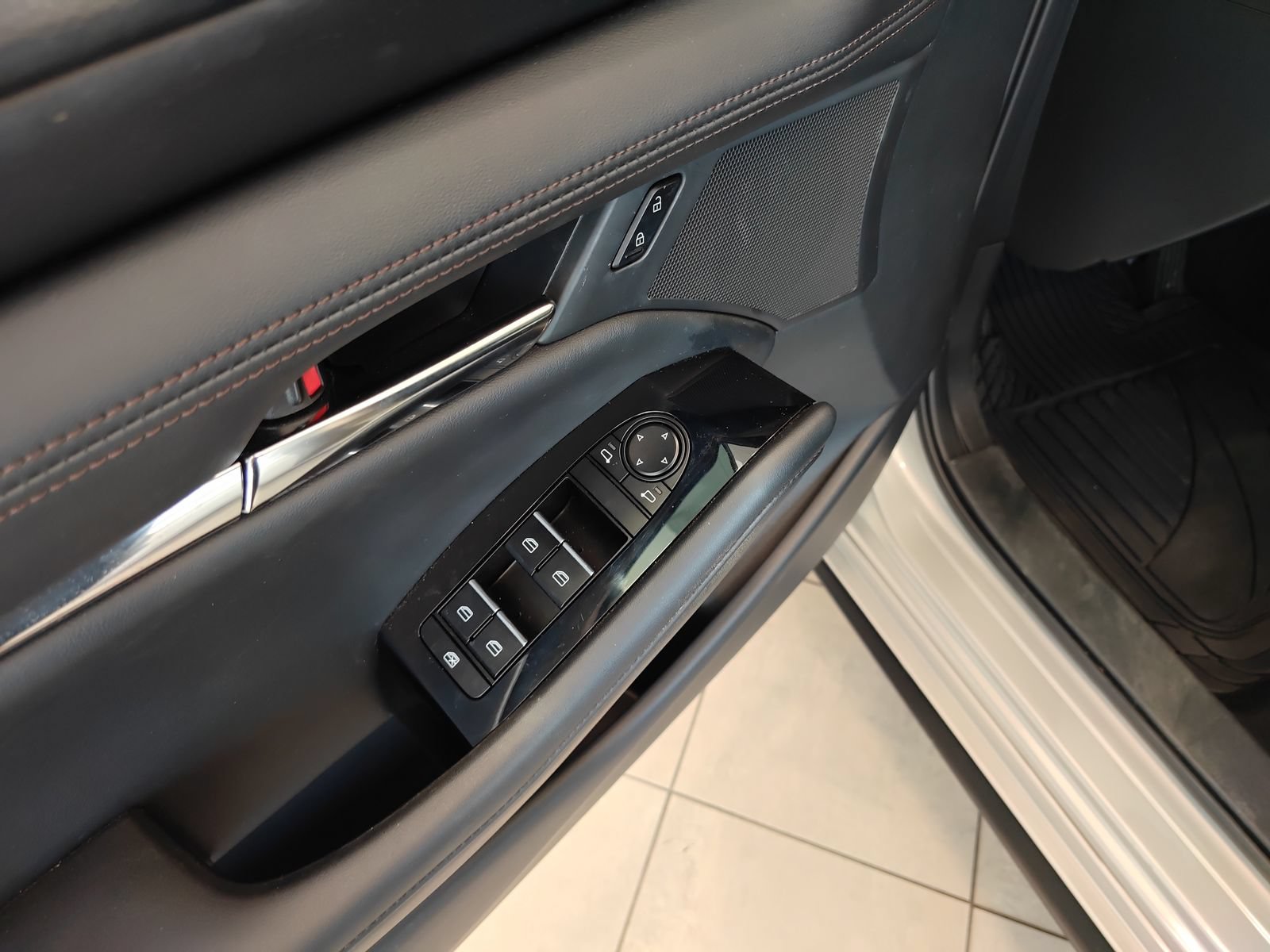 Used 2024 MAZDA MAZDA3 s FWD image 10