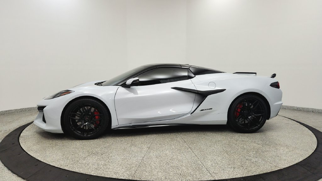 Used 2024 Chevrolet Corvette Z06 RWD image 2