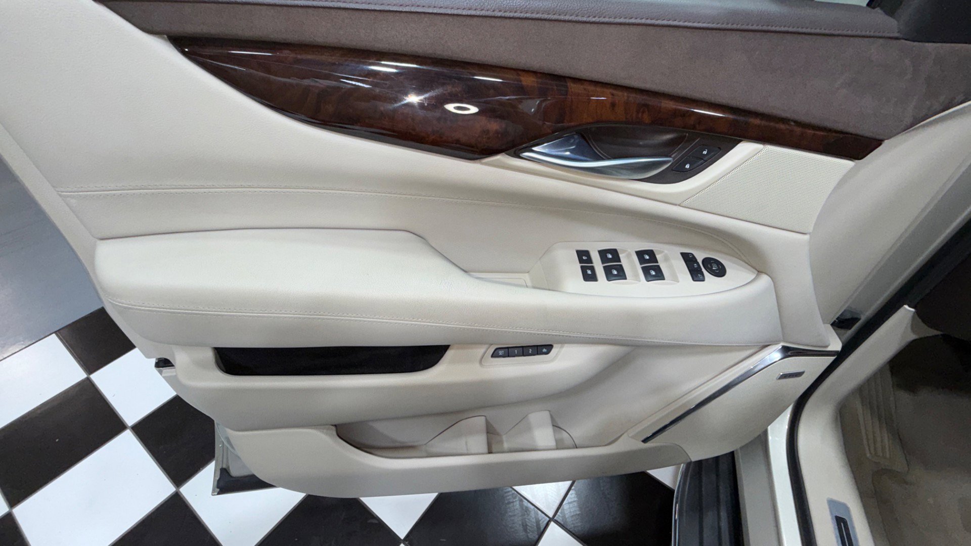 Used 2015 Cadillac Escalade Luxury image 54