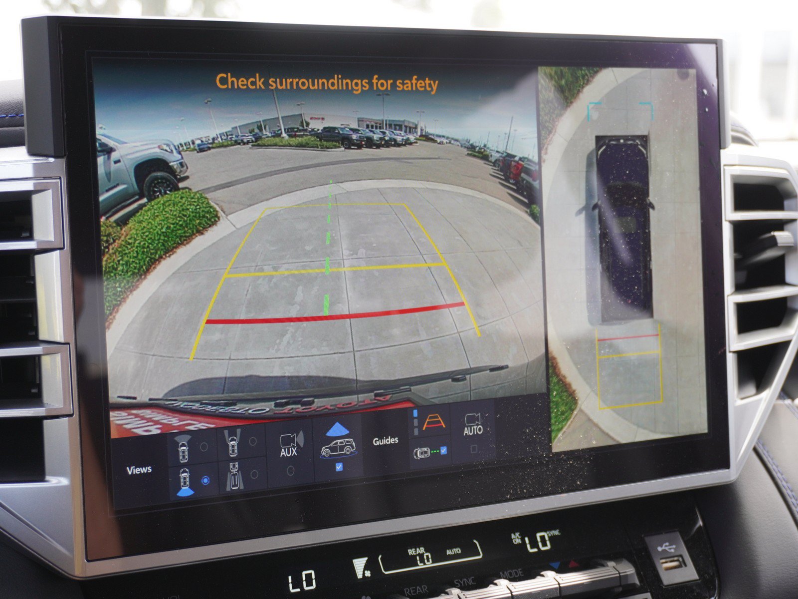 Used 2025 Toyota Sequoia Platinum AWD/4WD image 32