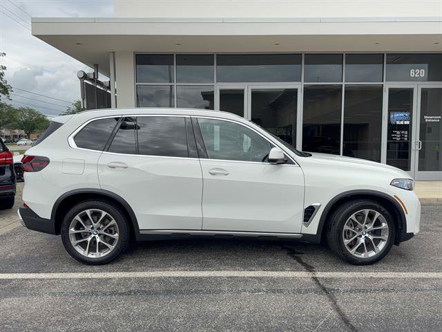 Used 2024 BMW X5 xDrive40i w/ Premium Package AWD/4WD image 2