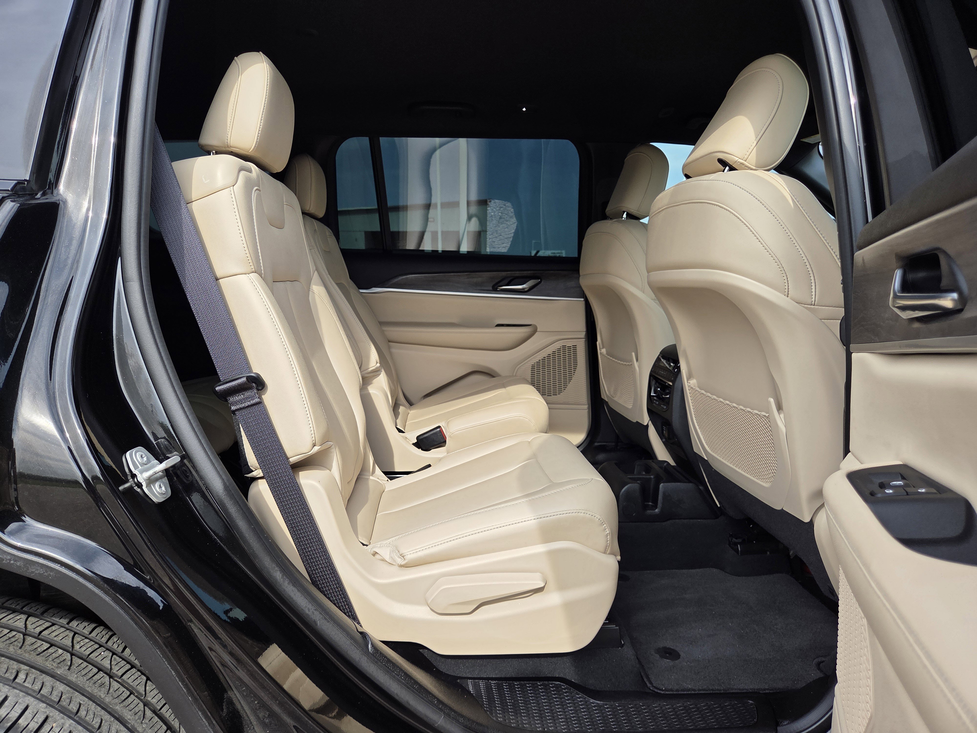 Used 2024 Jeep Grand Cherokee L Limited w/ Black Appearance Package image 17