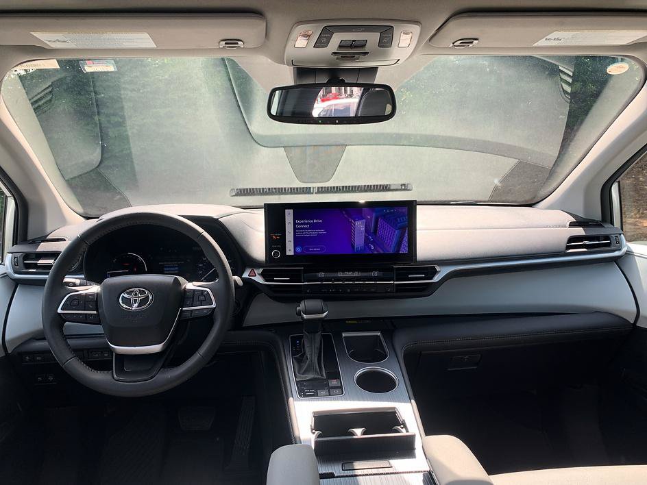 Certified 2025 Toyota Sienna XLE FWD image 18