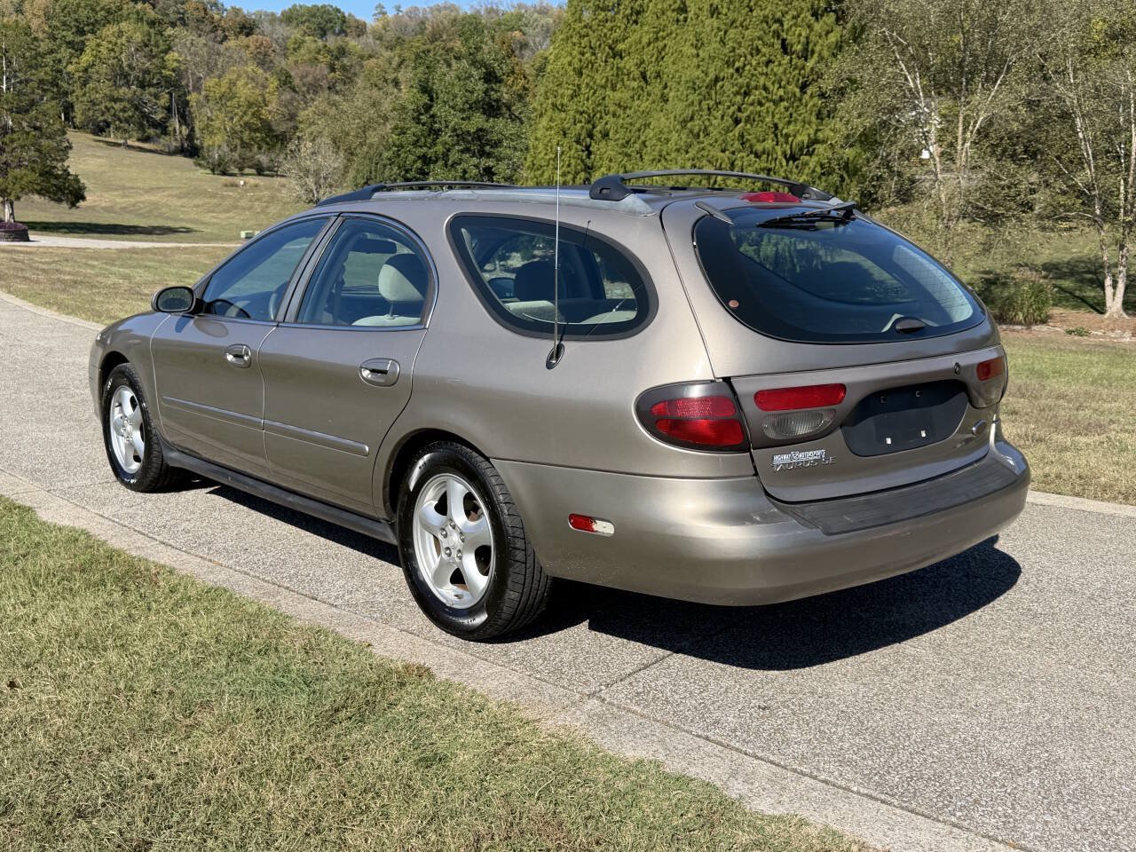 Used 2002 Ford Taurus SE FWD image 4
