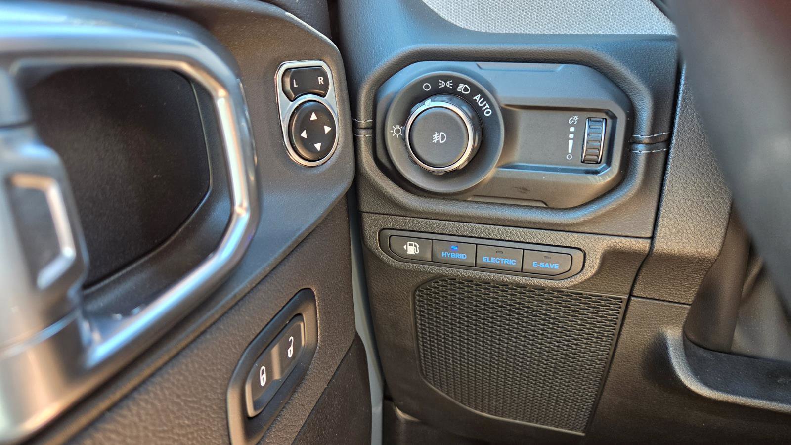Used 2024 Jeep Wrangler Sahara image 30