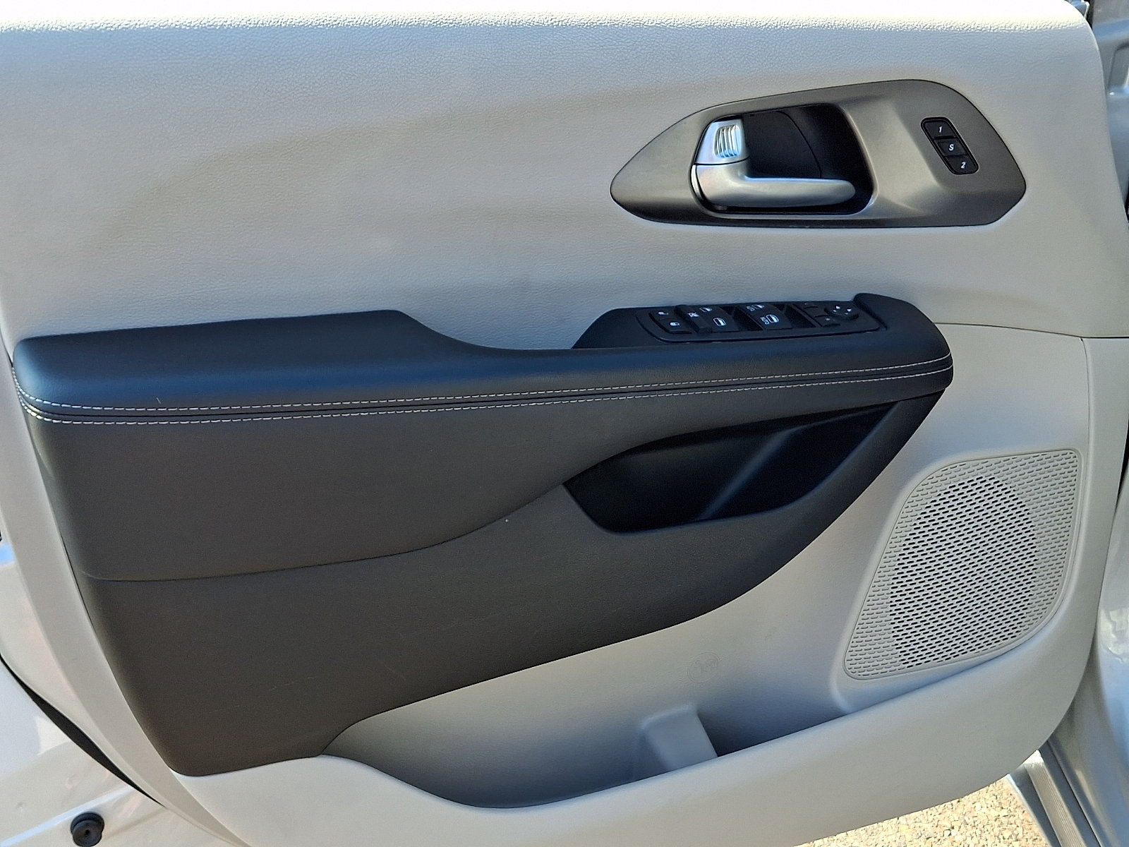 Used 2024 Chrysler Pacifica Touring-L FWD image 13