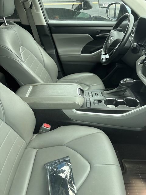 Used 2020 Toyota Highlander XLE AWD/4WD image 10