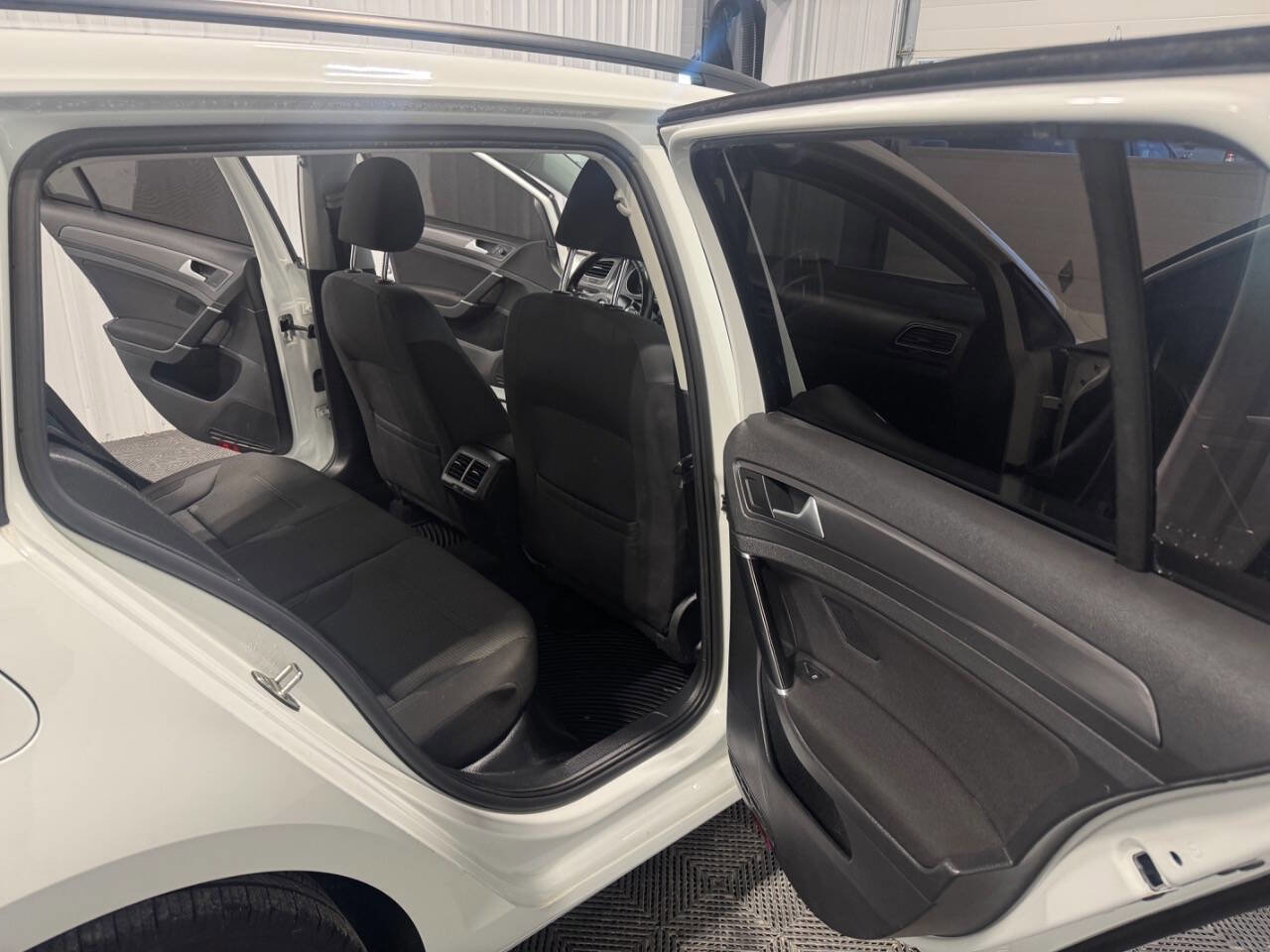 Used 2018 Volkswagen Golf S image 20