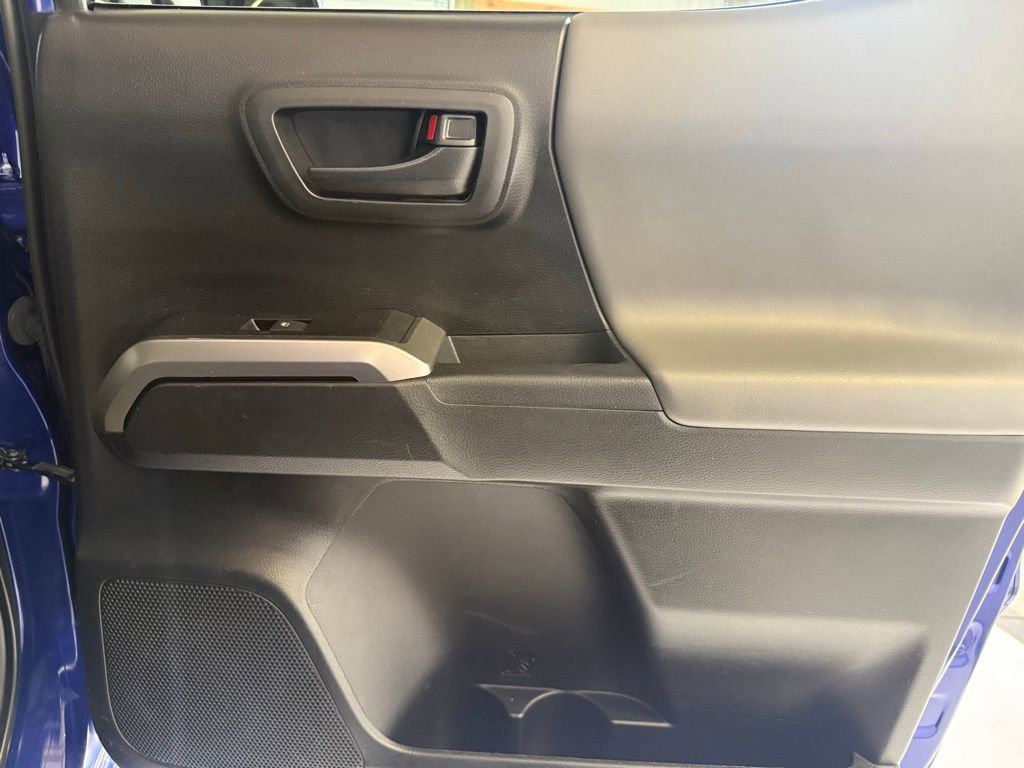 Used 2022 Toyota Tacoma SR5 AWD/4WD image 15
