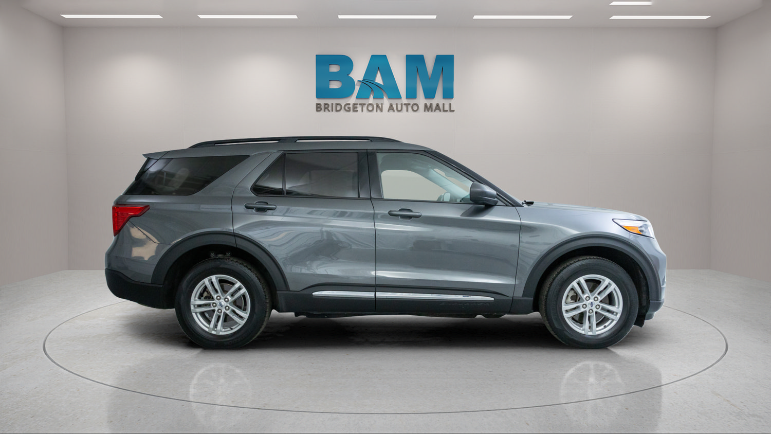 Used 2023 Ford Explorer XLT w/ Equipment Group 202A AWD/4WD image 8