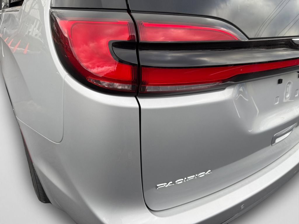 New 2026 Chrysler Pacifica Select FWD image 19