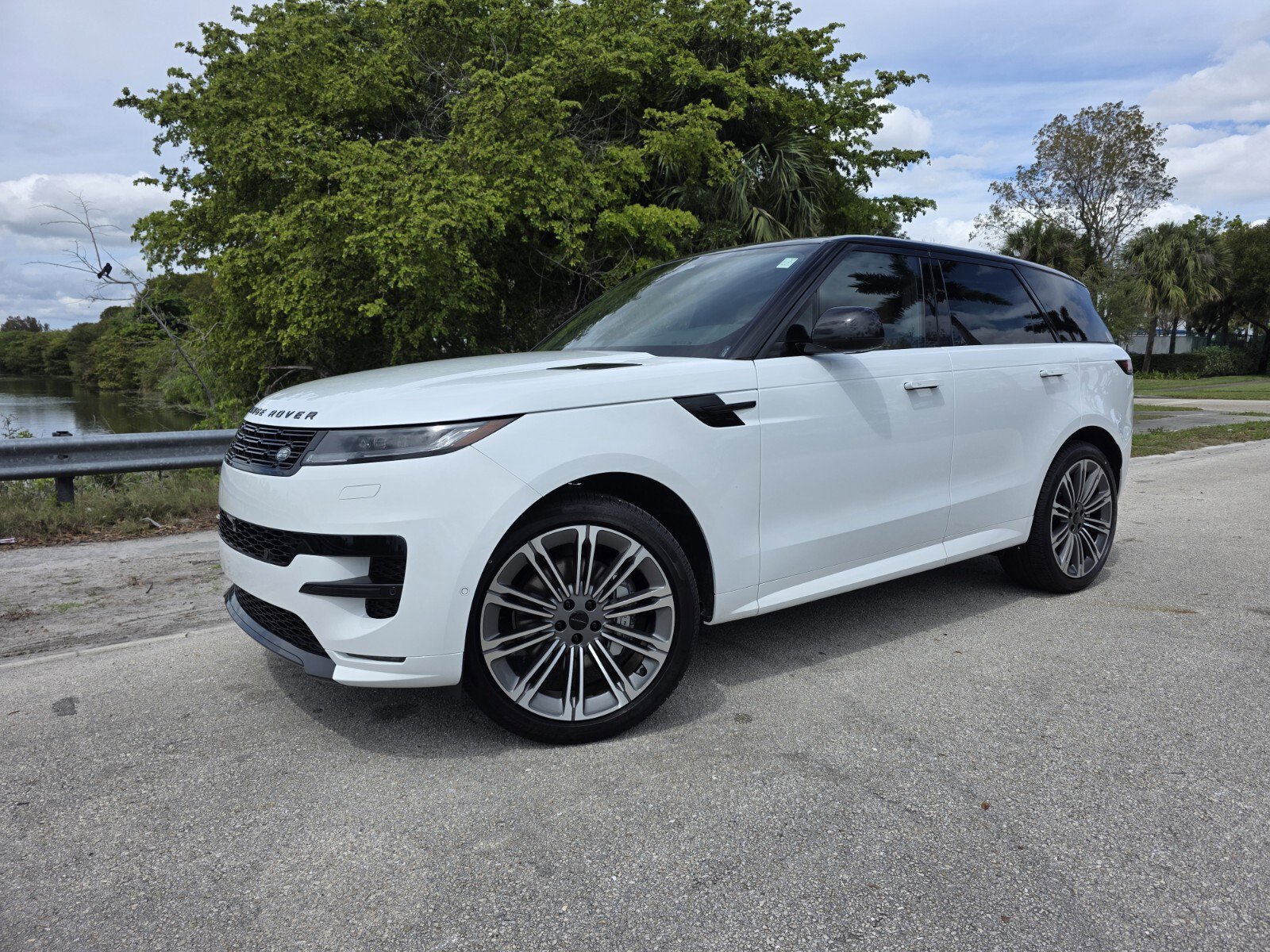 New 2026 Land Rover Range Rover Sport Dynamic SE