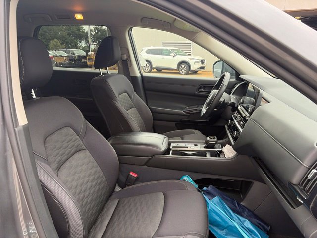 Used 2024 Nissan Pathfinder SV w/ Lighting Package (N92) FWD image 14