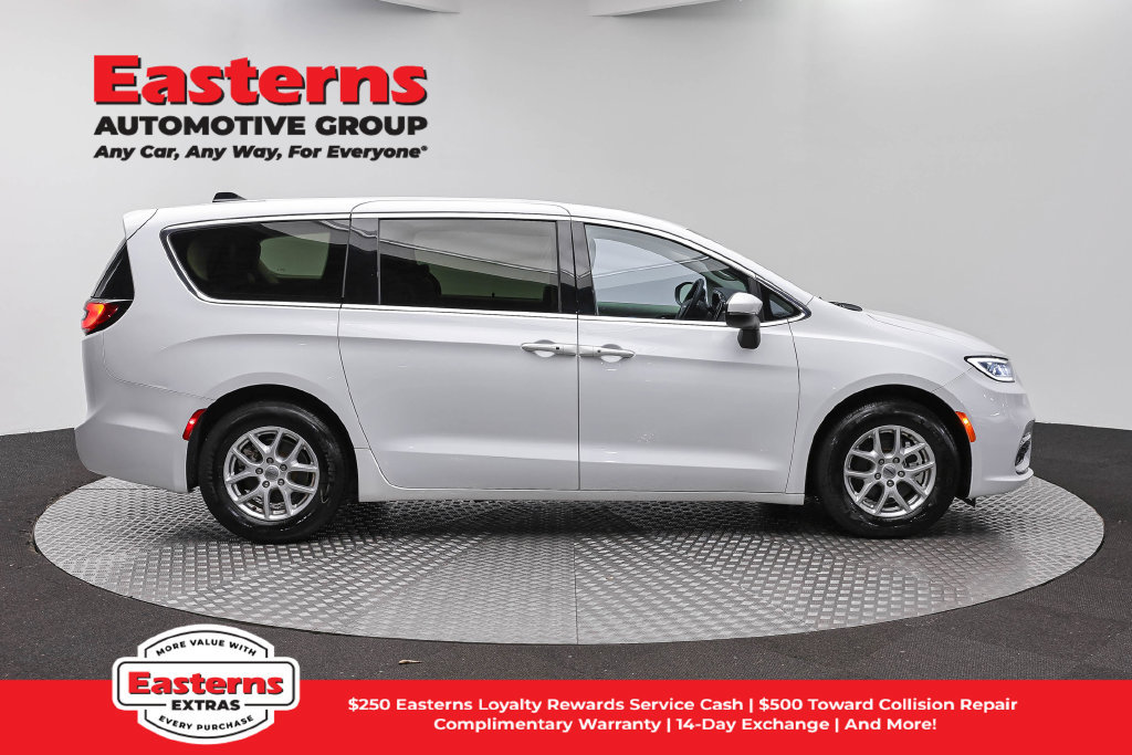 Used 2023 Chrysler Pacifica Touring-L FWD image 5