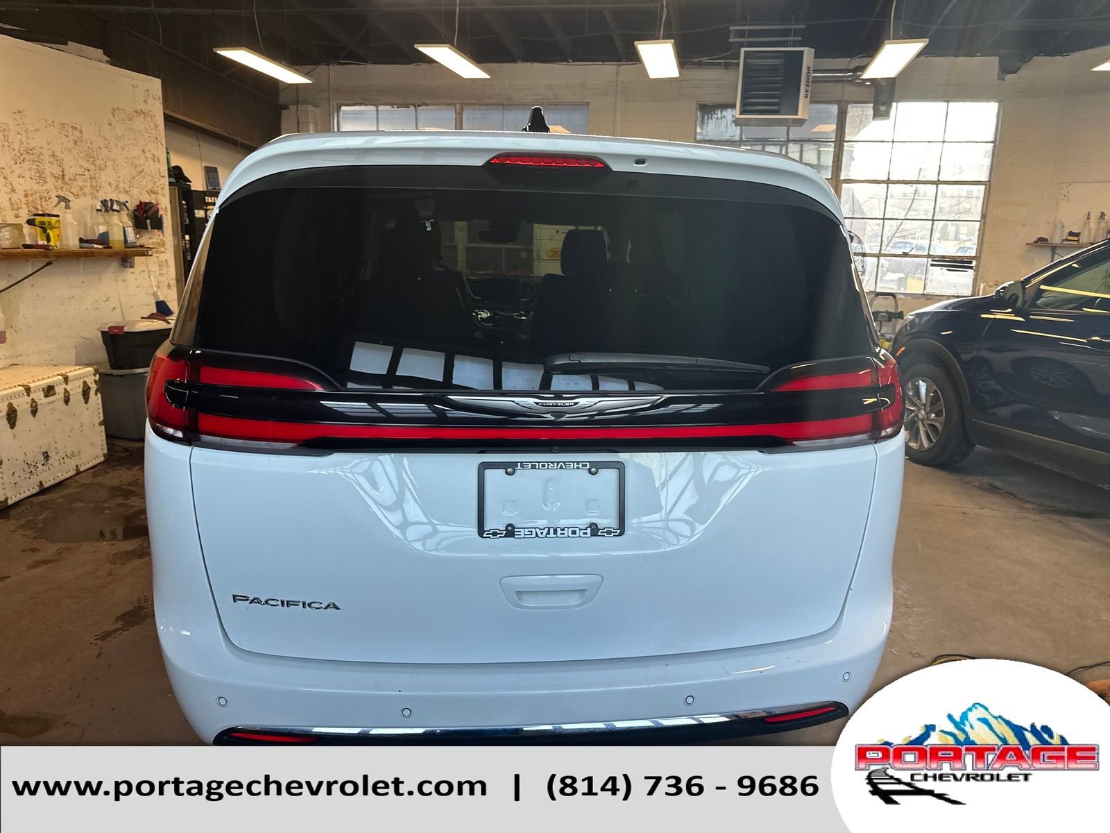 Used 2024 Chrysler Pacifica Touring-L image 4