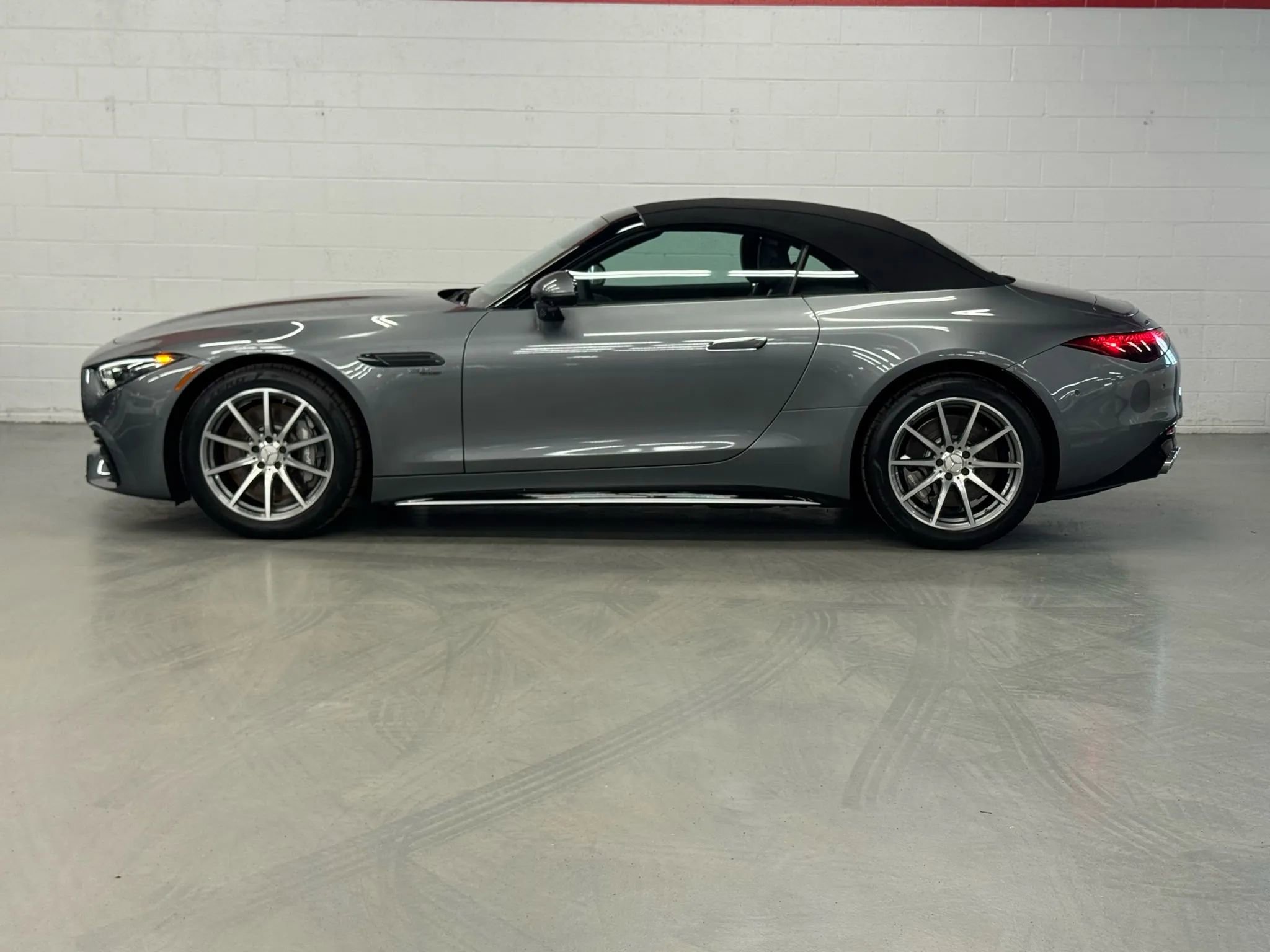 Used 2023 Mercedes-Benz SL 43 AMG w/ Driver Assistance Package image 4