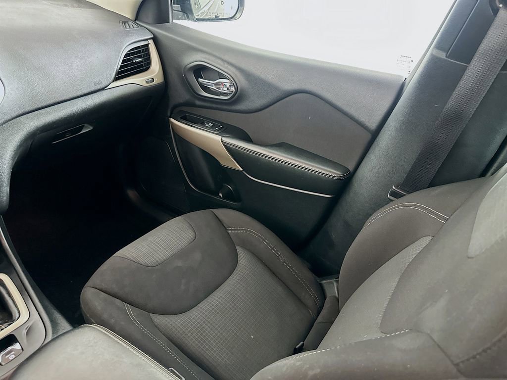 Used 2017 Jeep Cherokee Latitude w/ Cold Weather Group image 21