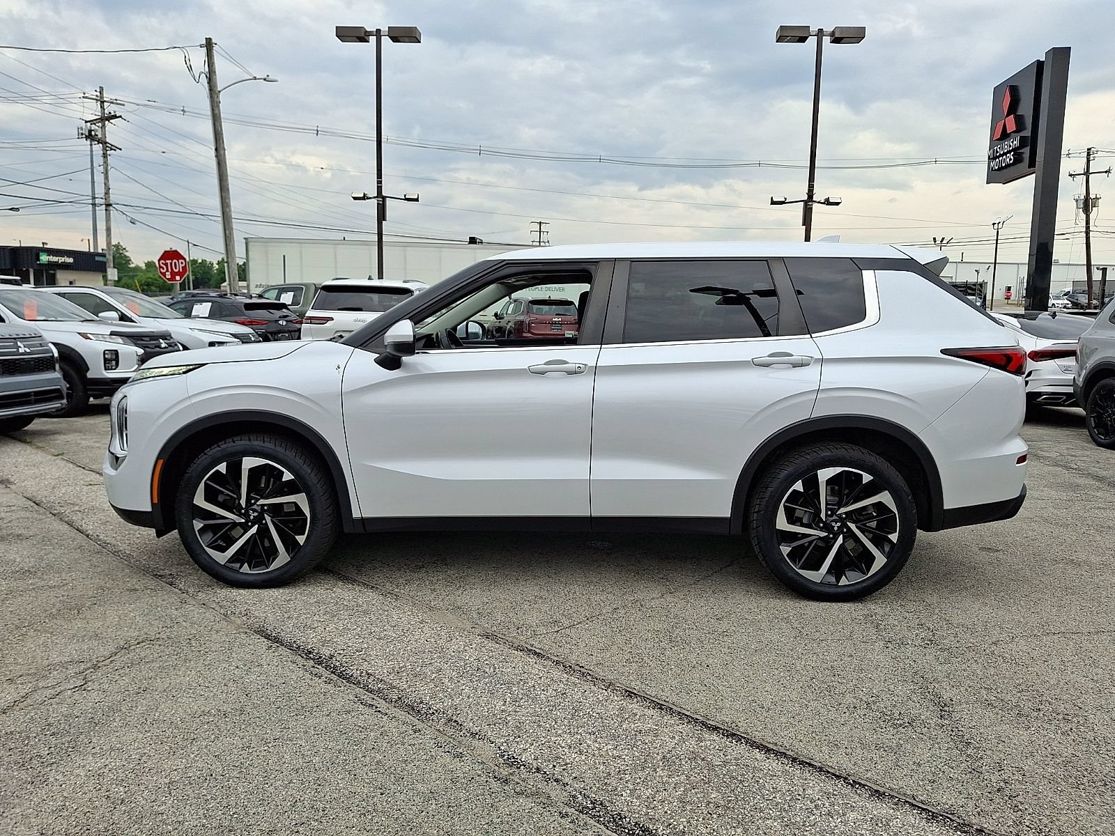 Used 2022 Mitsubishi Outlander ES AWD/4WD image 4