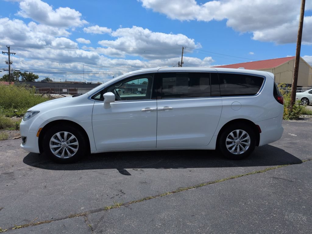 Used 2018 Chrysler Pacifica Touring Plus FWD image 3
