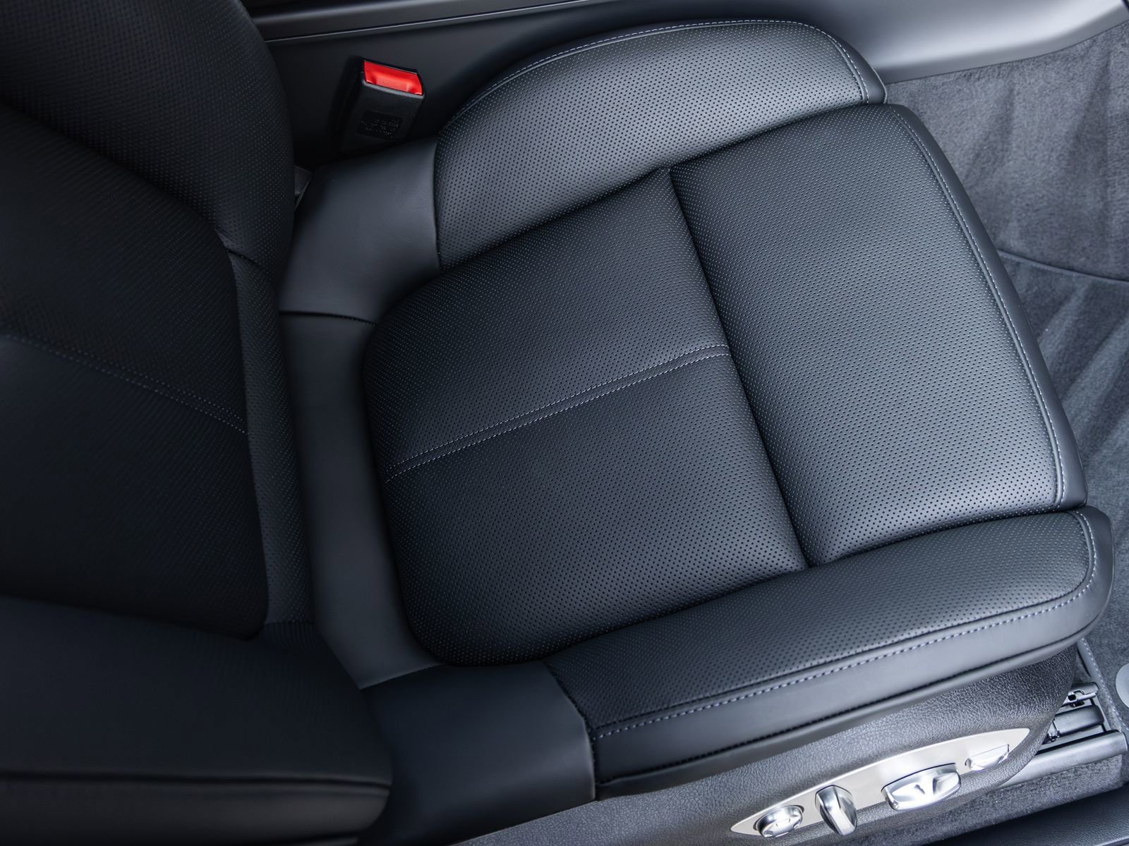 Certified 2026 Porsche Macan AWD/4WD image 44