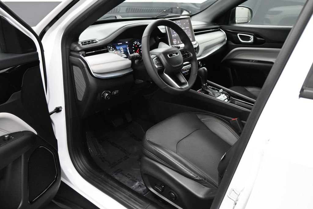 Used 2023 Jeep Compass Limited AWD/4WD image 2
