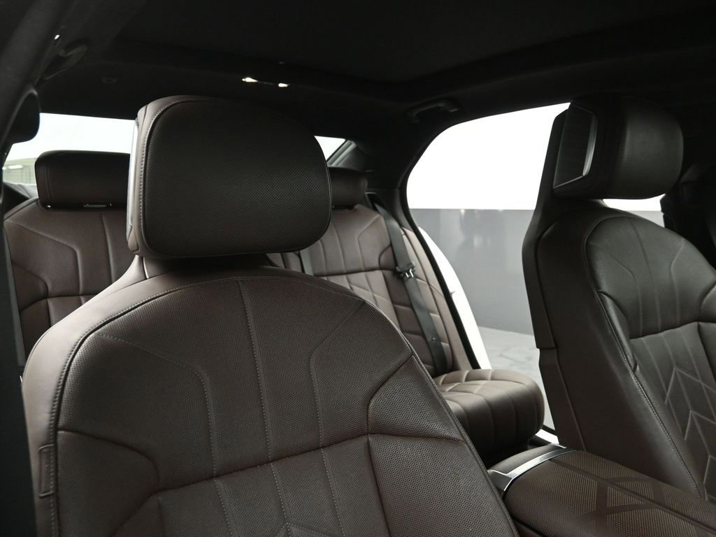 Used 2023 BMW 760i xDrive w/ Luxury Rear Seating Package image 31