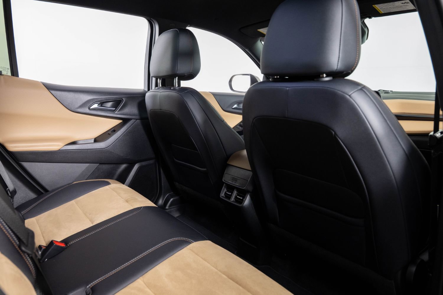 Used 2025 Chevrolet Equinox ACTIV w/ Safety and Technology Package image 24