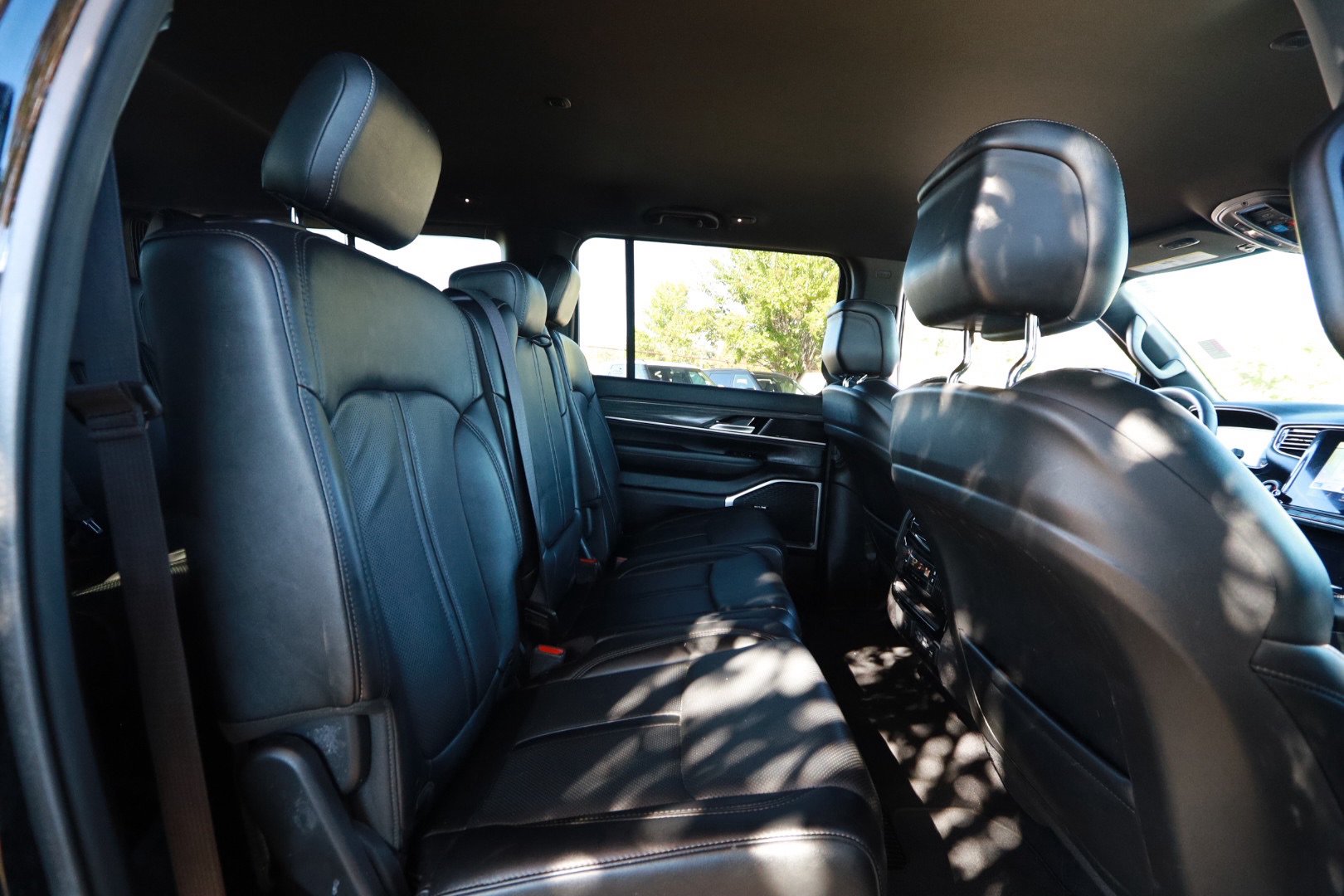 Used 2024 Jeep Wagoneer L Series II RWD image 27