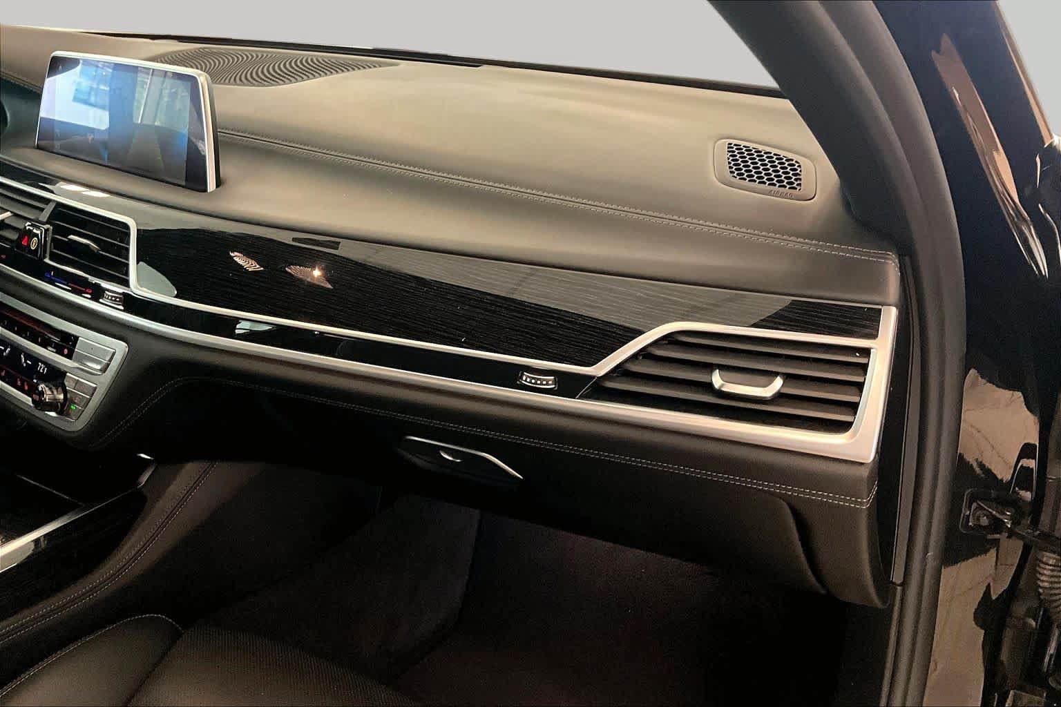 Used 2019 BMW 750i w/ Executive Package RWD image 15