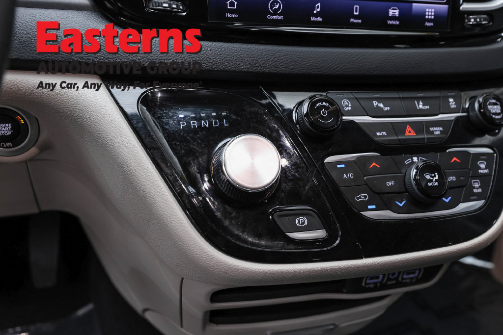 Used 2023 Chrysler Pacifica Touring-L FWD image 15