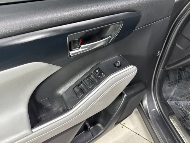 Used 2022 Toyota Highlander XLE AWD/4WD image 14