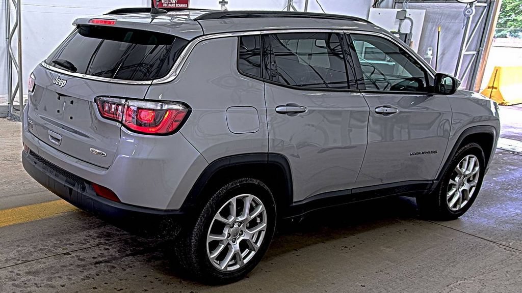 Used 2023 Jeep Compass Latitude AWD/4WD image 4