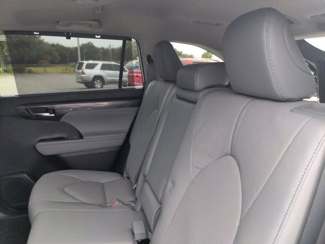 Used 2022 Toyota Highlander Limited image 14