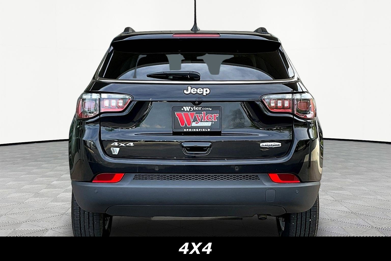 Used 2021 Jeep Compass Latitude w/ Sun and Sound Group AWD/4WD image 5