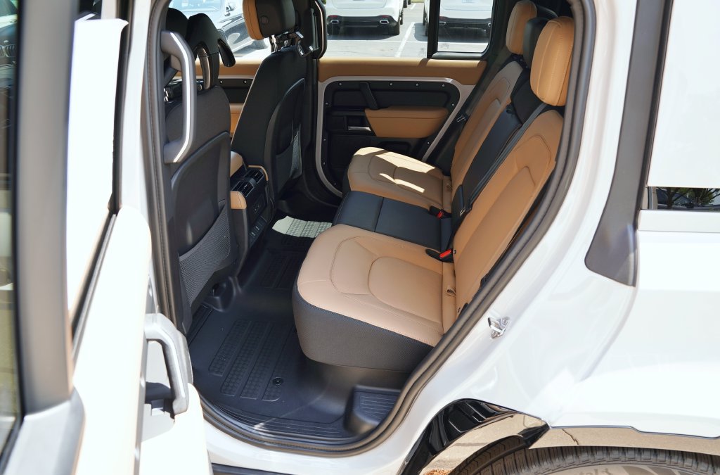 New 2026 Land Rover Defender 110 X AWD/4WD image 34