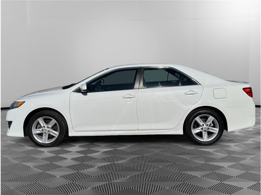 Used 2014 Toyota Camry SE FWD image 2