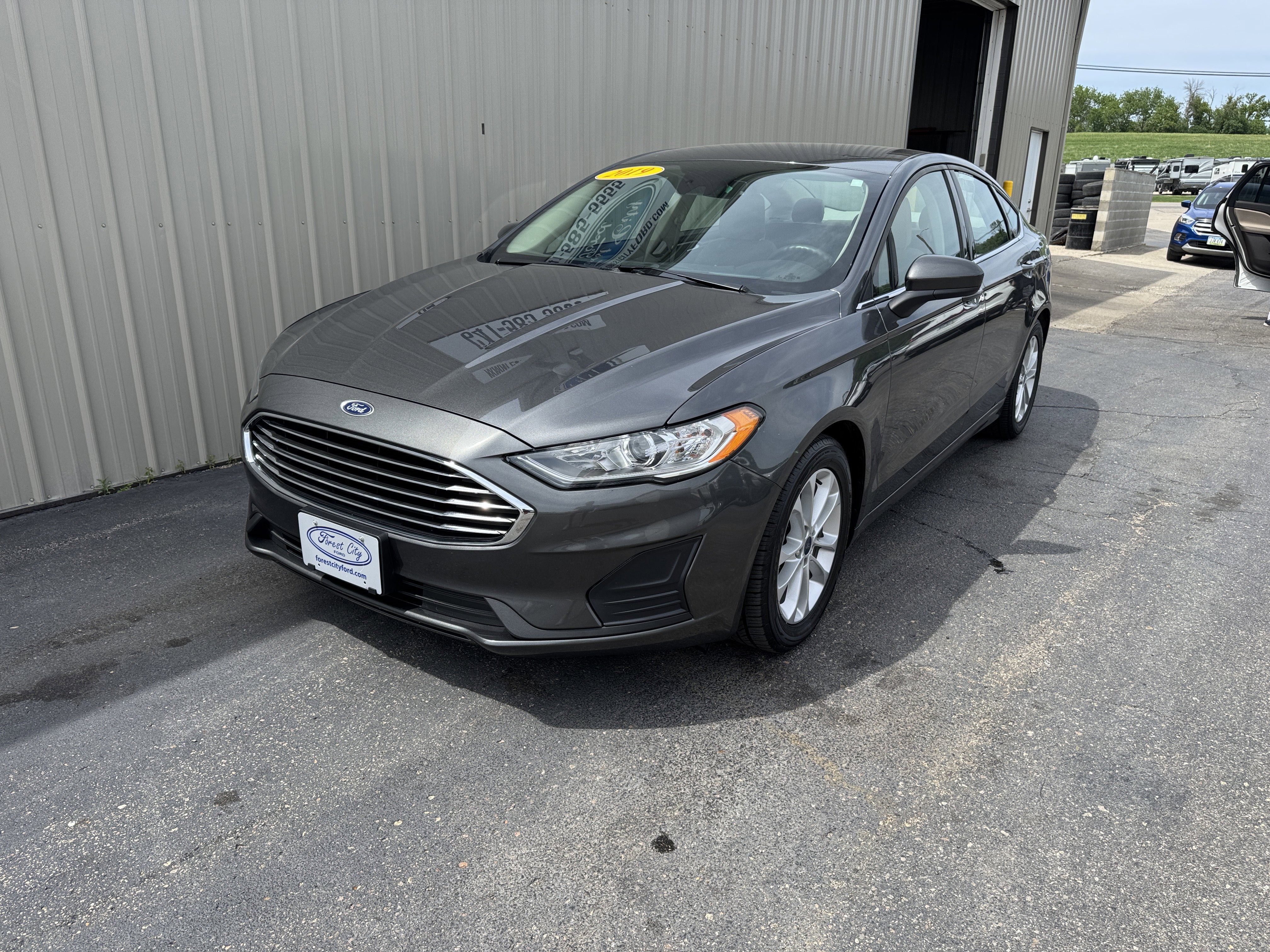 Used 2019 Ford Fusion SE FWD image 2