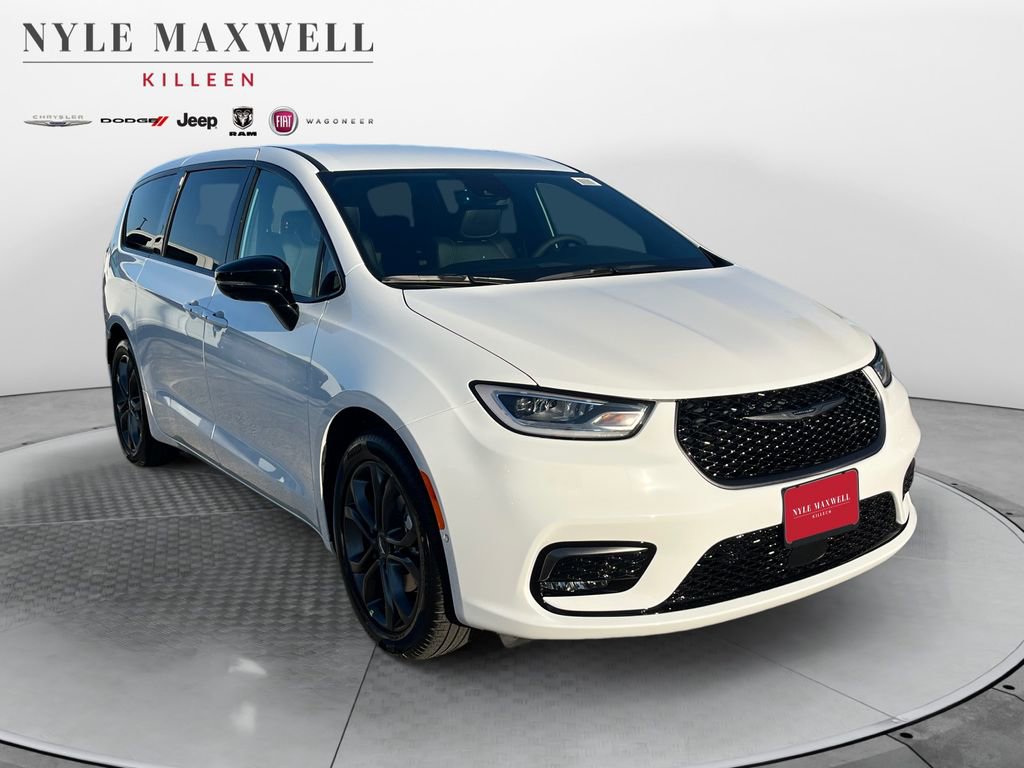 New 2026 Chrysler Pacifica Select image 2