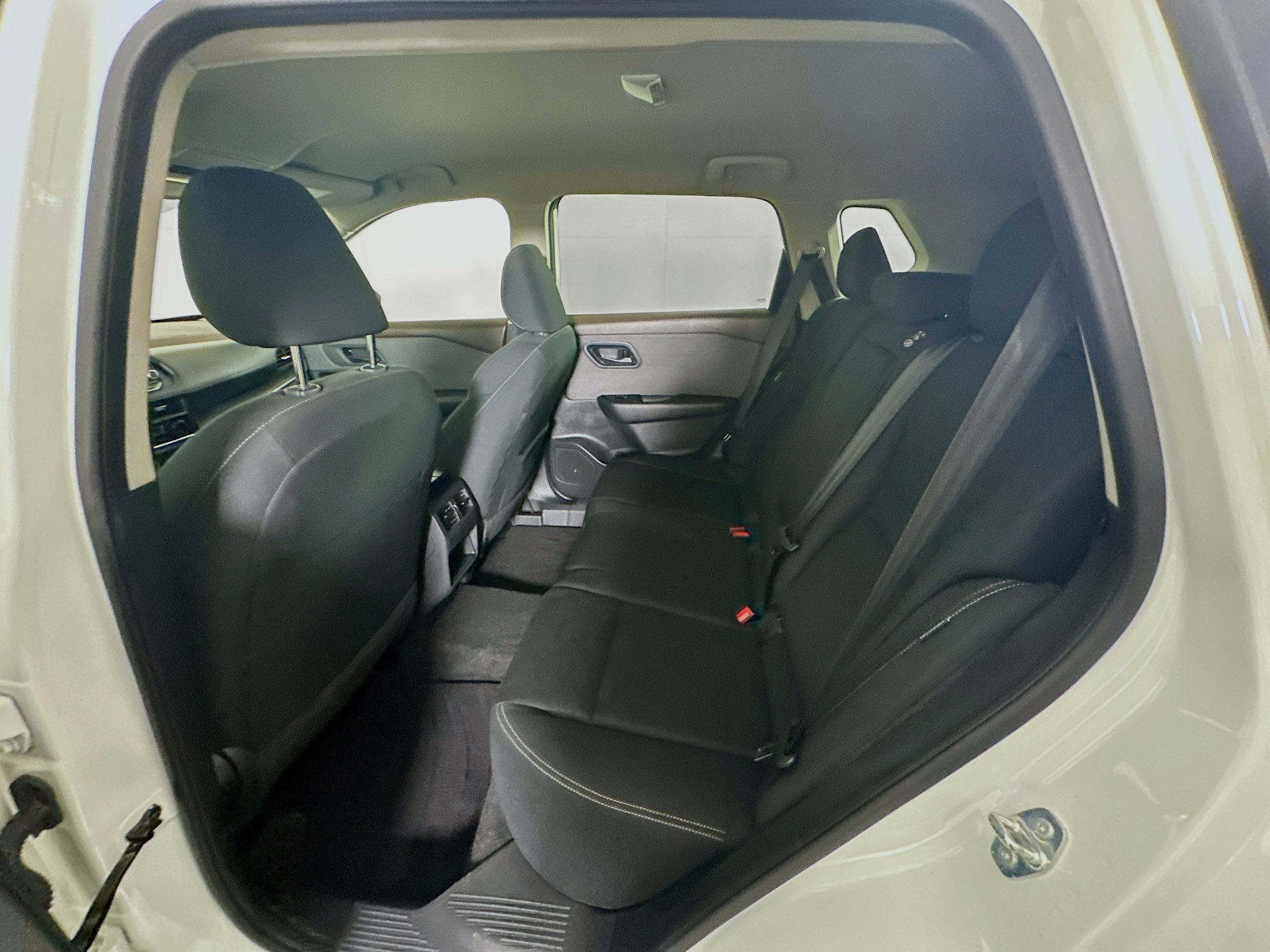 Used 2023 Nissan Rogue S image 29