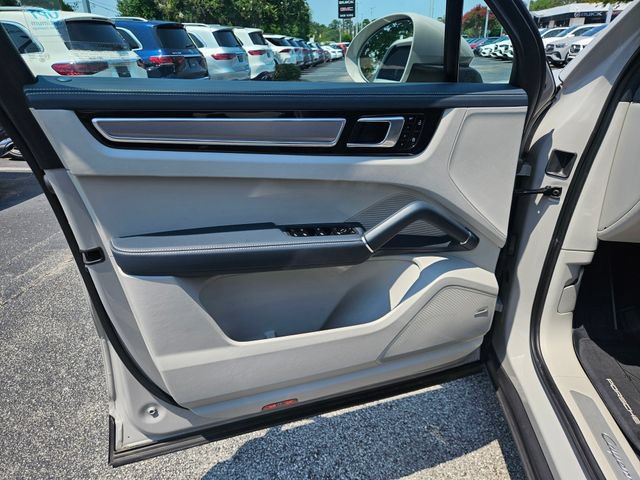 Used 2021 Porsche Cayenne AWD/4WD image 12